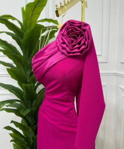 Alternative view of فستان سهرة فوشيا أنيق بتصميم وردة وكتف واحد