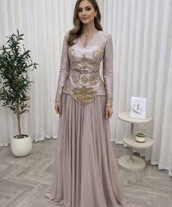 فستان سهرة موف فاتح بتطريز ذهبي وقصة محتشمة أنيقة