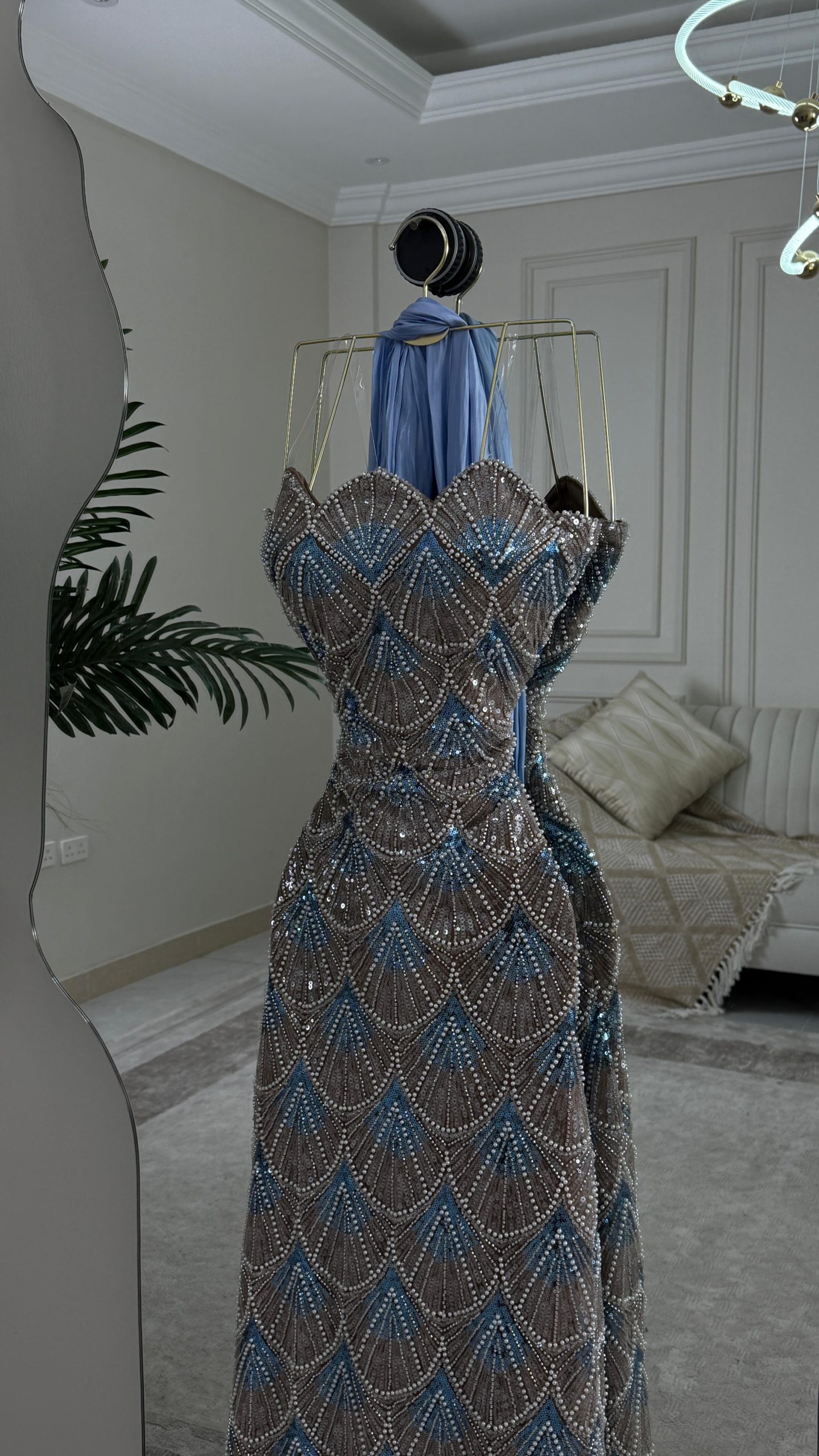 فستان سهرة فاخر مطرز باللون مع شال أنيق - الصورة 2