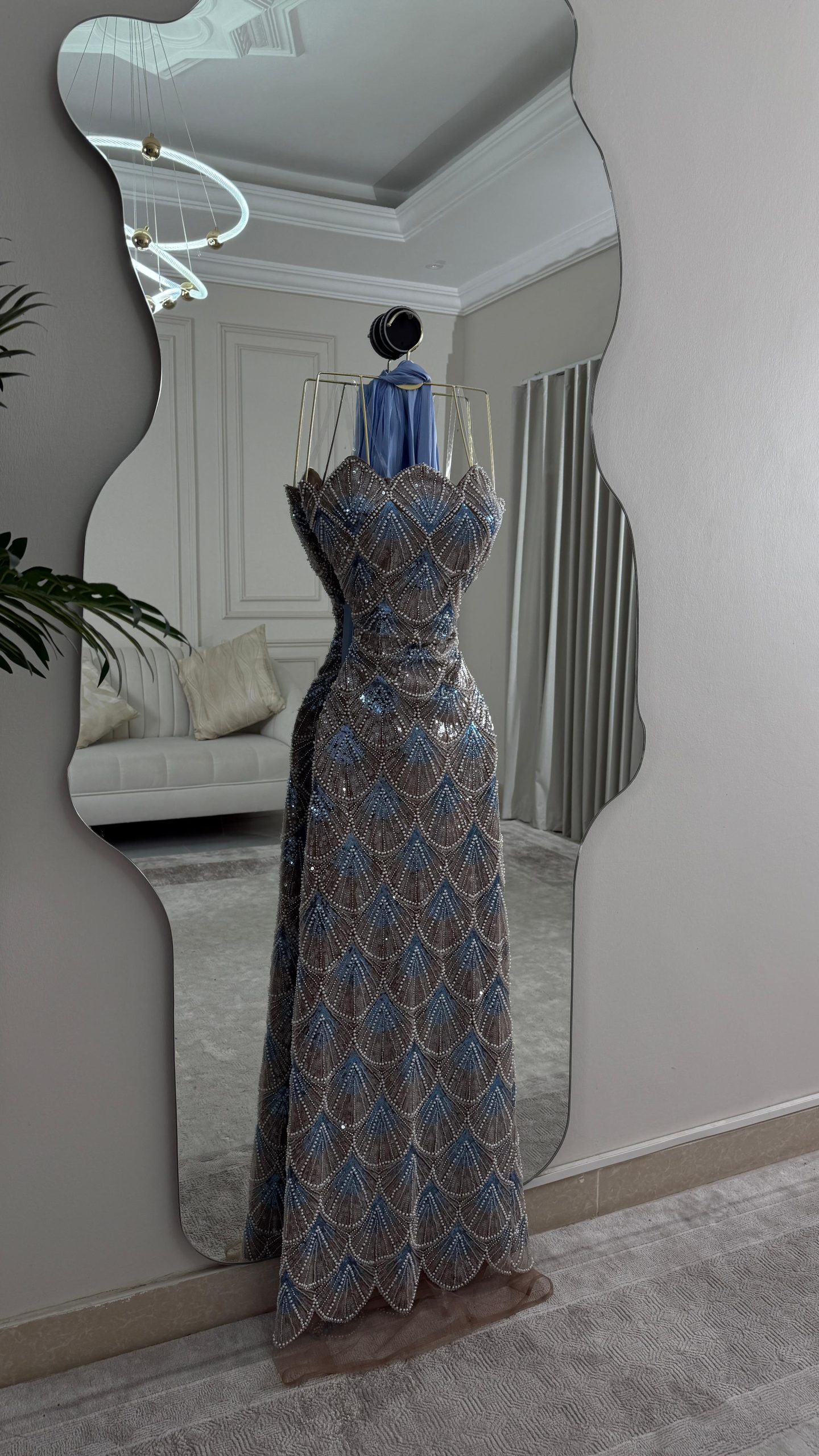 فستان سهرة فاخر مطرز باللون مع شال أنيق - الصورة 3