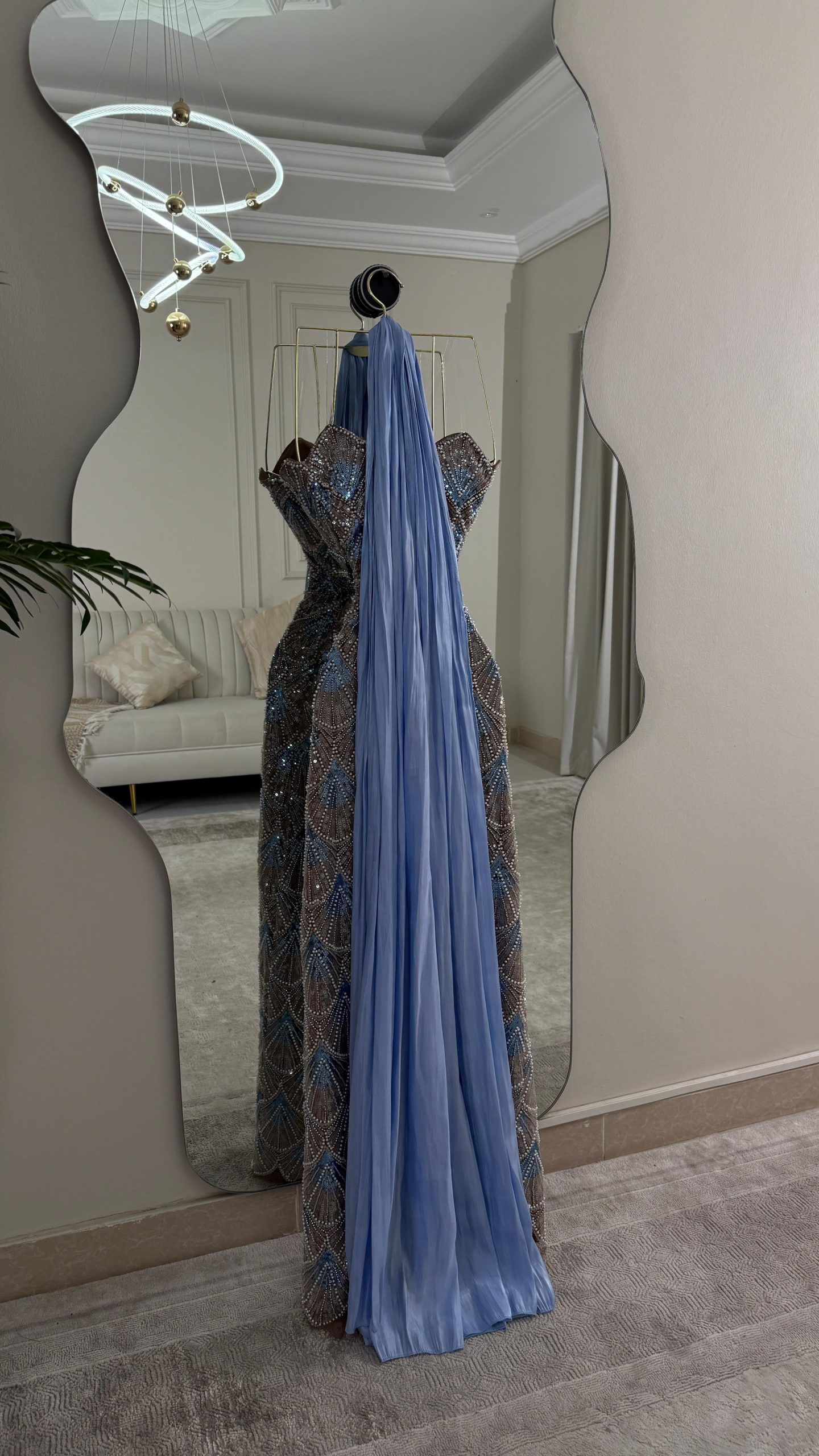 فستان سهرة فاخر مطرز باللون مع شال أنيق - الصورة 4