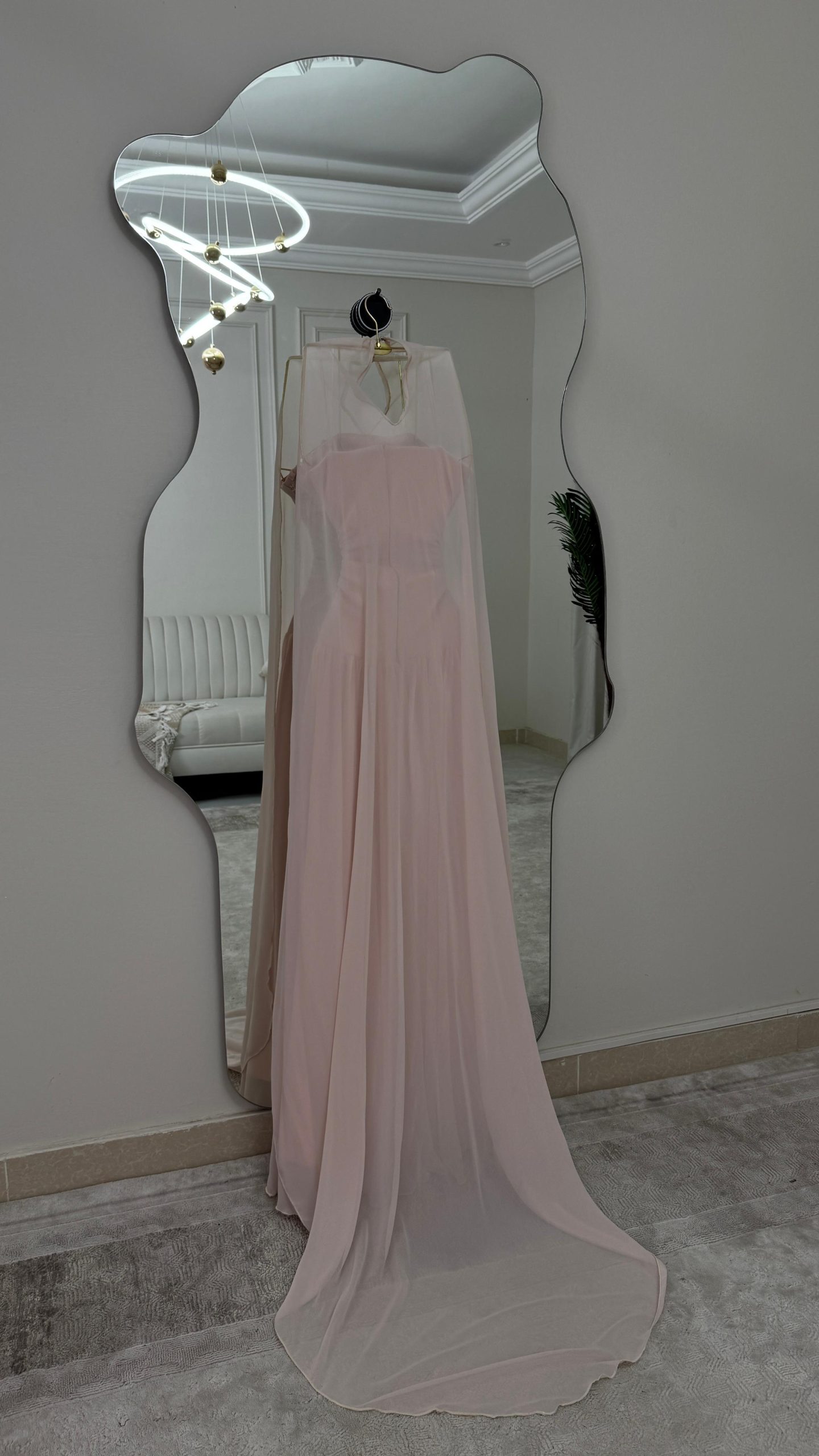 فستان سهرة وردي فاتح مطرز بالورود - الصورة 4