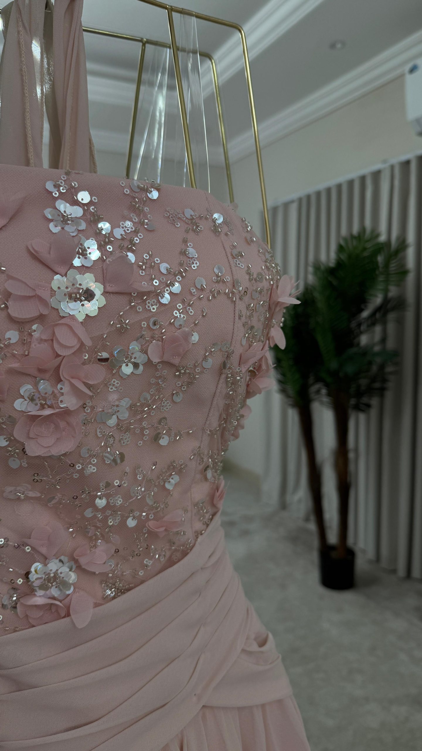 فستان سهرة وردي فاتح مطرز بالورود - الصورة 5