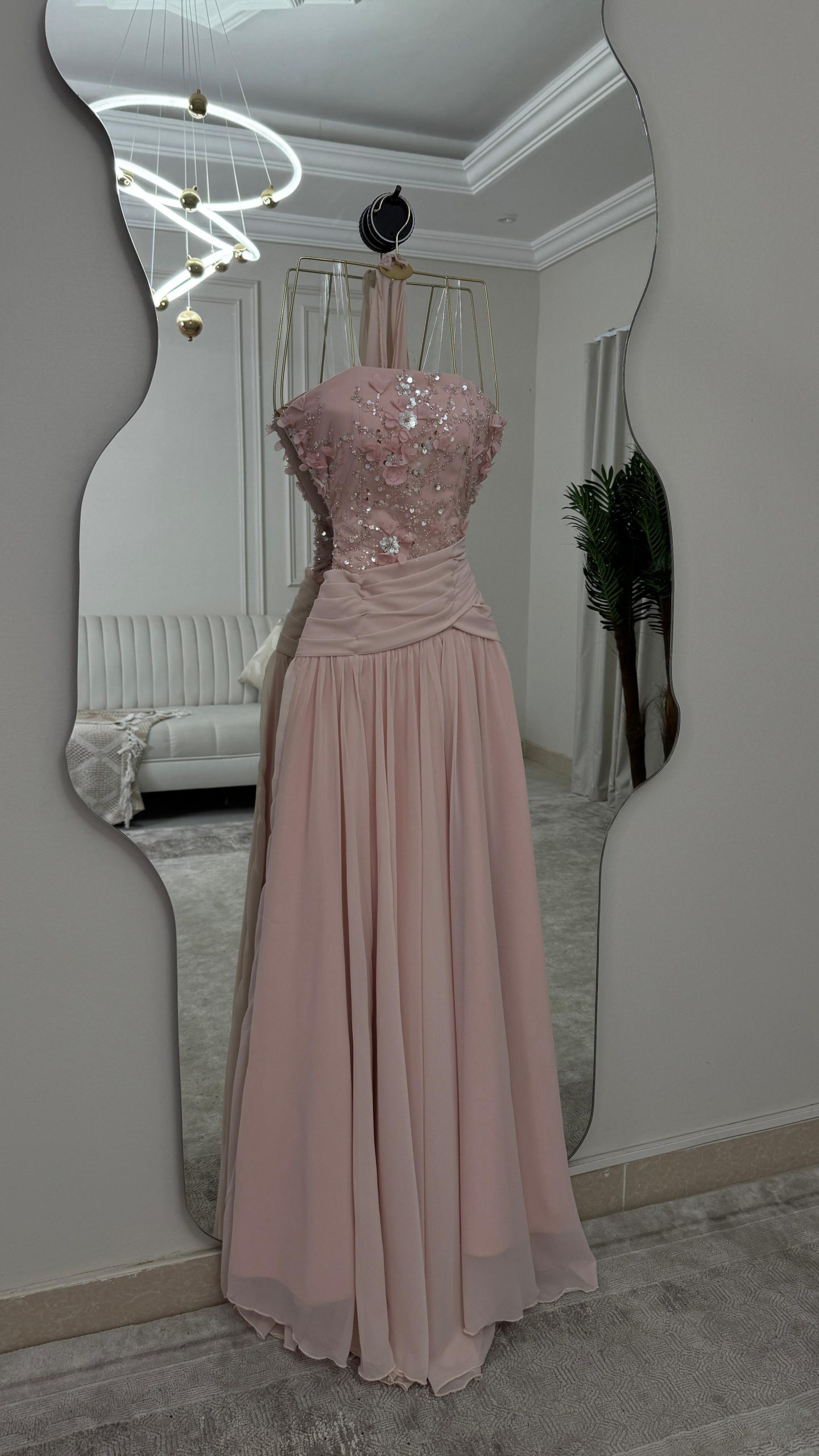 فستان سهرة وردي فاتح مطرز بالورود - الصورة 2