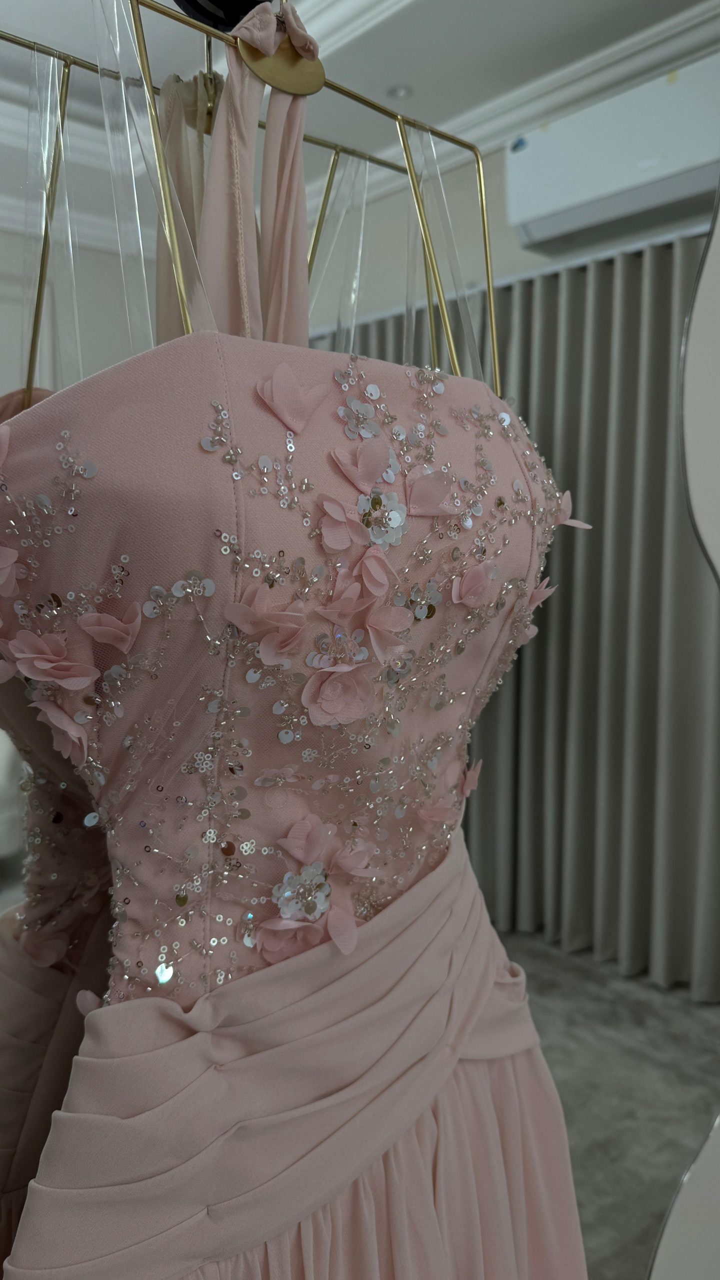 فستان سهرة وردي فاتح مطرز بالورود - الصورة 3