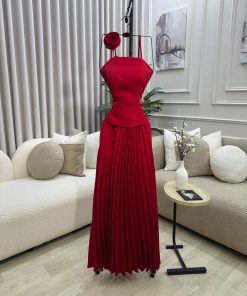 Alternative view of فستان سهرة أحمر بتصميم أنيق