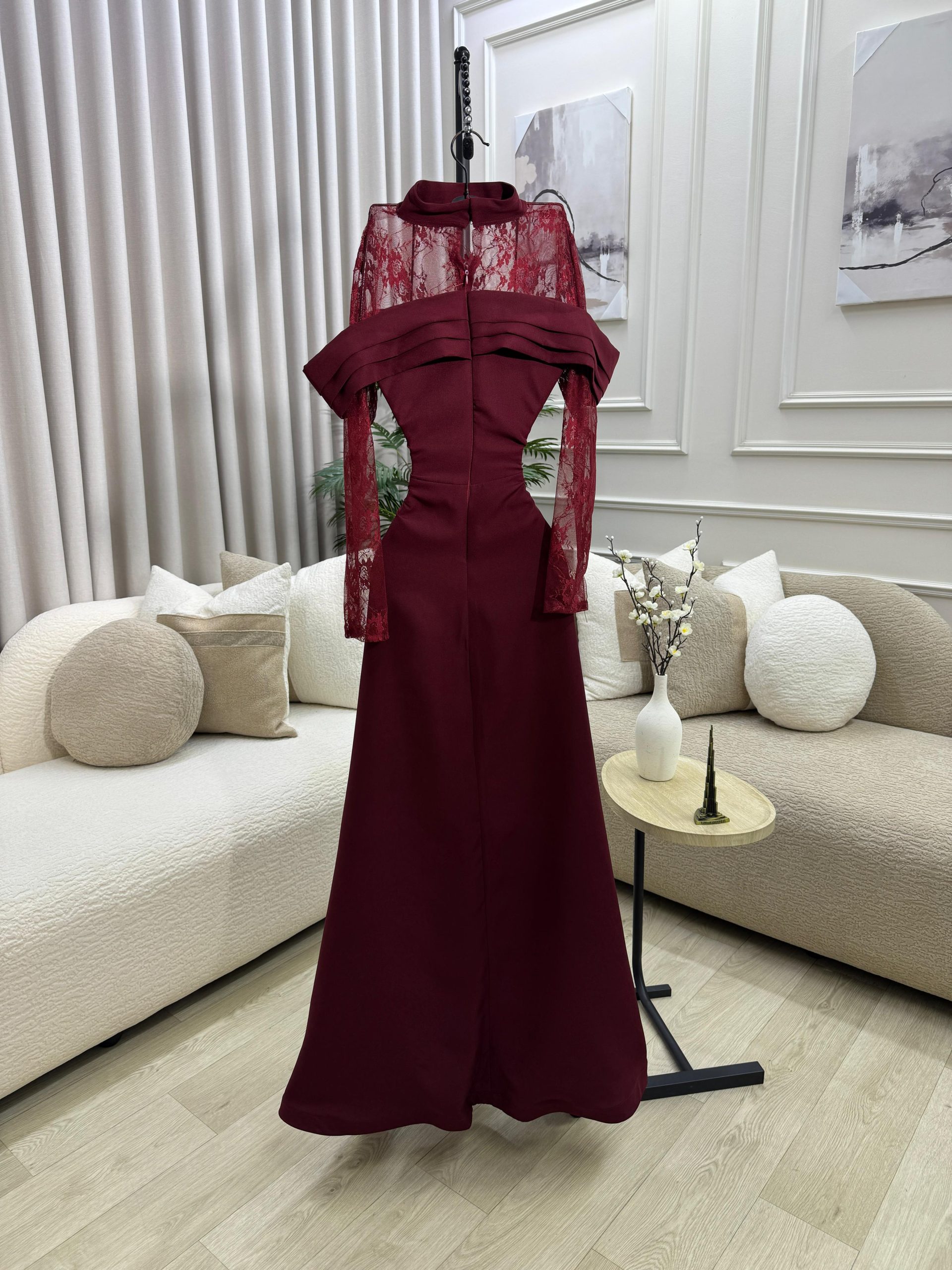 فستان سهرة عنابي بتصميم دانتيل وأكمام شفافة - الصورة 5