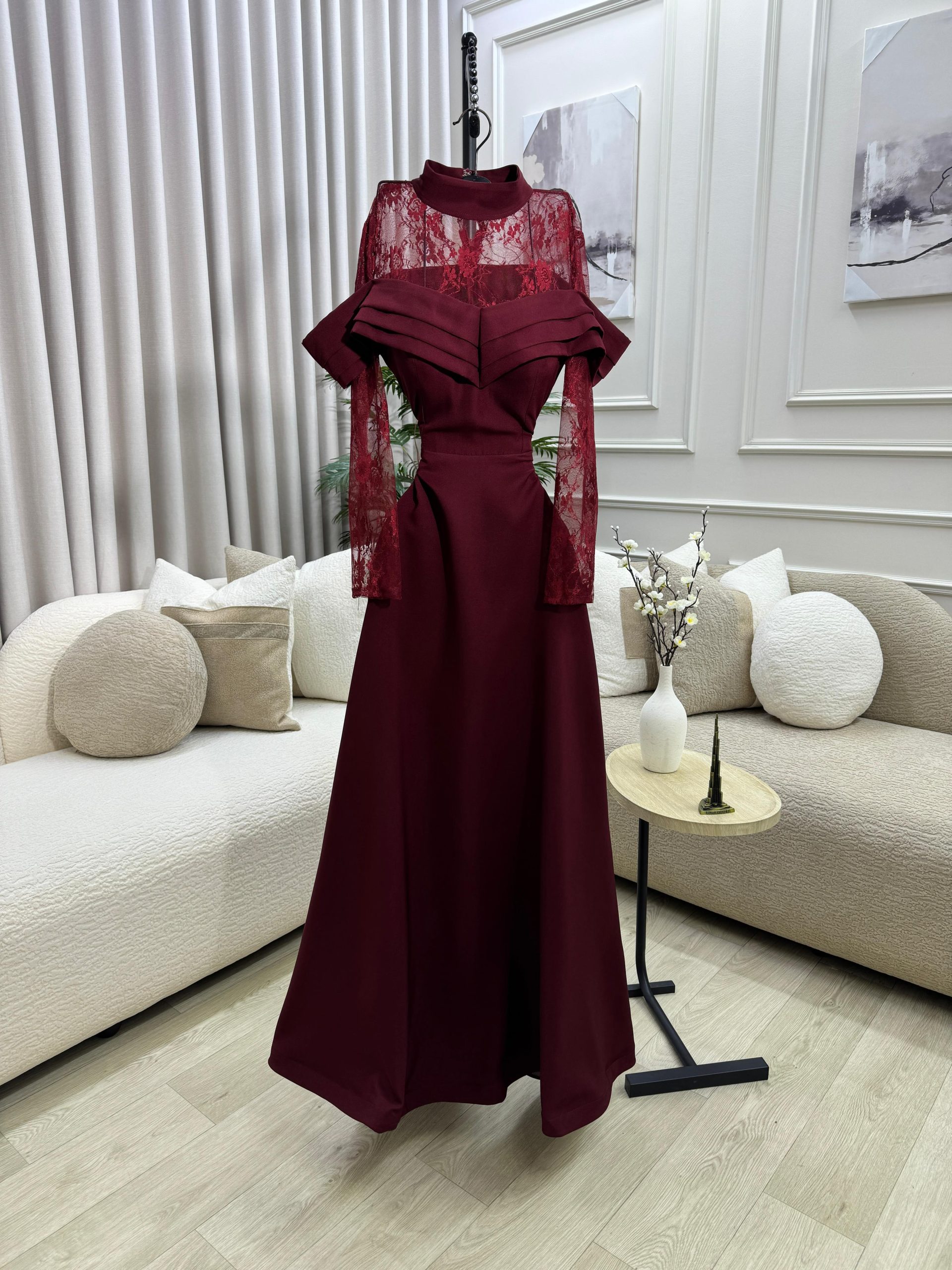 فستان سهرة عنابي بتصميم دانتيل وأكمام شفافة - الصورة 3