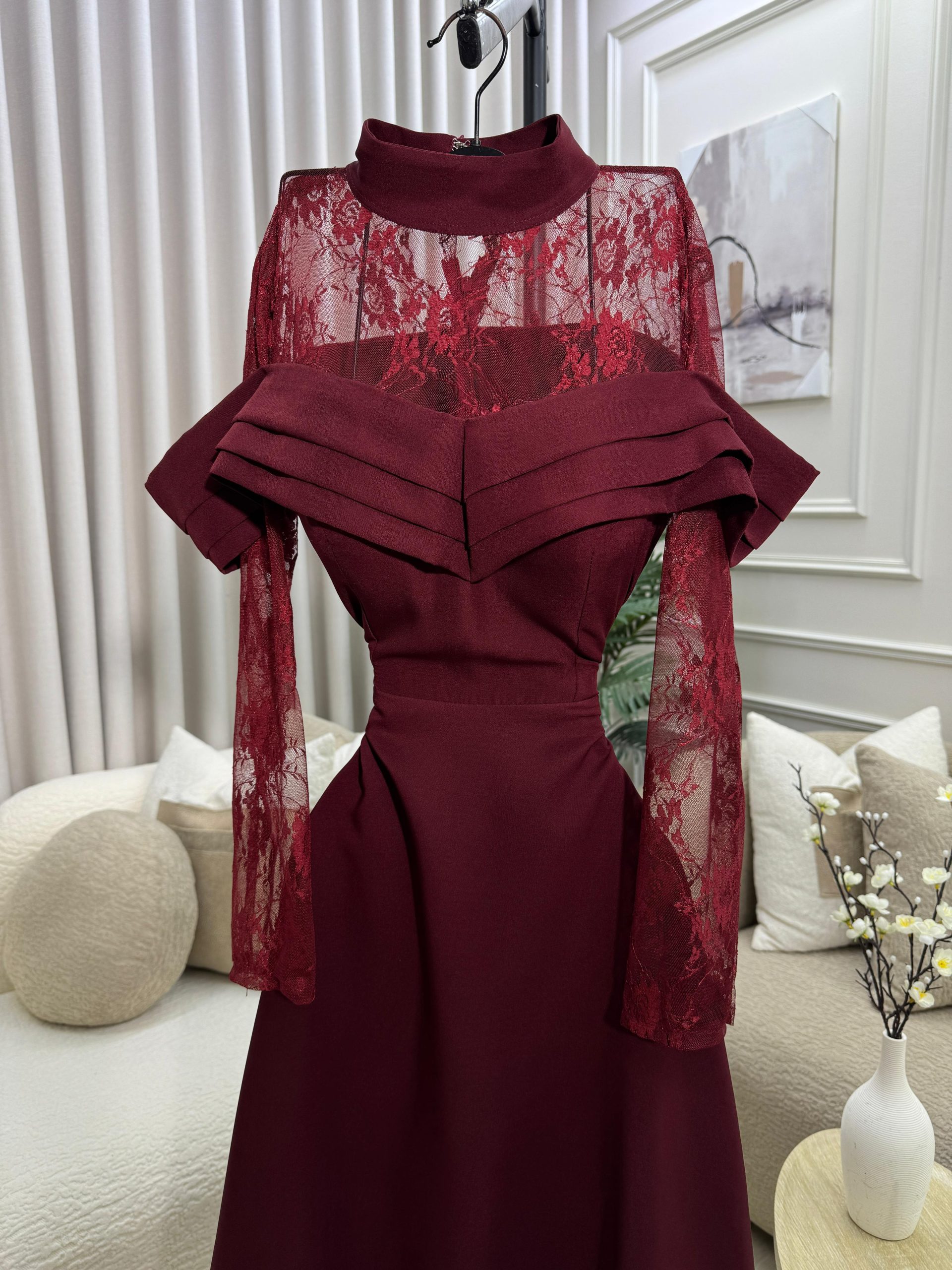 فستان سهرة عنابي بتصميم دانتيل وأكمام شفافة - الصورة 4