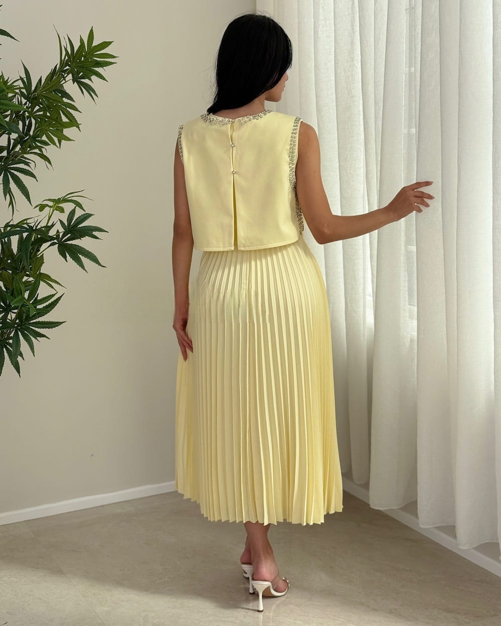 فستان أصفر فاتح بقصة ميدي وكسرات أنيقة - الصورة 5