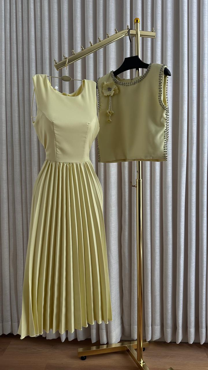 فستان أصفر فاتح بقصة ميدي وكسرات أنيقة - الصورة 2