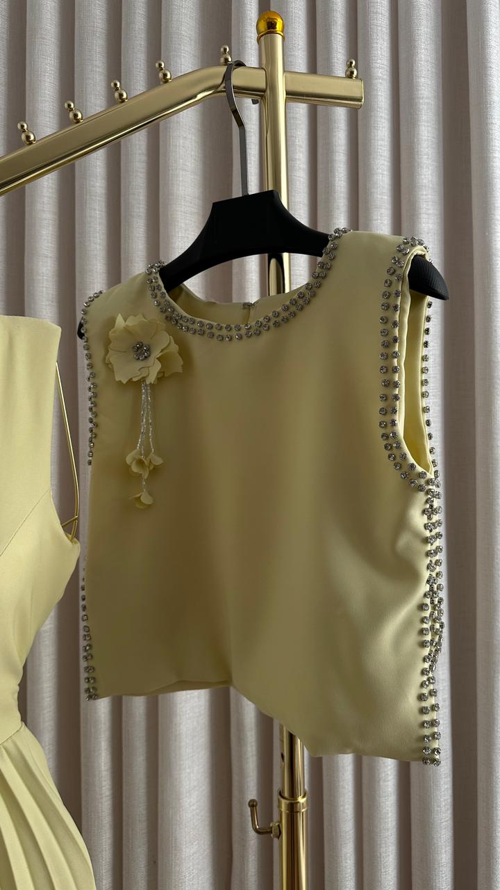 فستان أصفر فاتح بقصة ميدي وكسرات أنيقة - الصورة 4