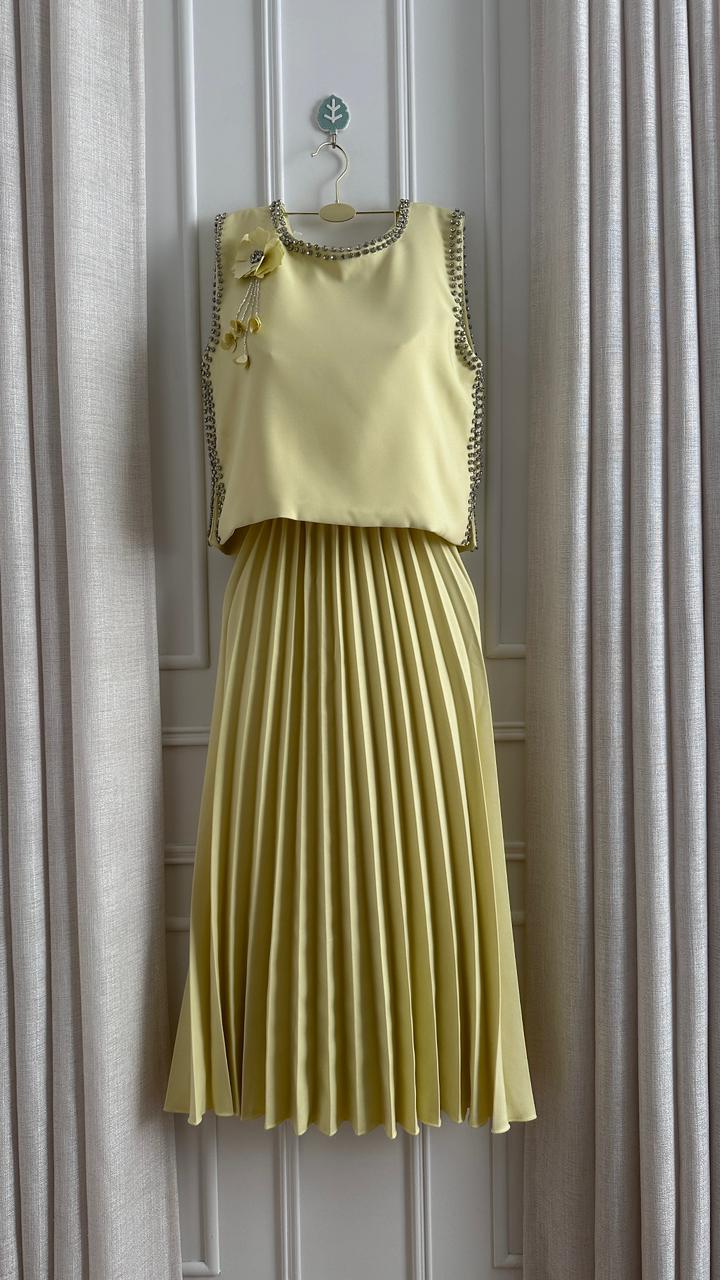 فستان أصفر فاتح بقصة ميدي وكسرات أنيقة - الصورة 3