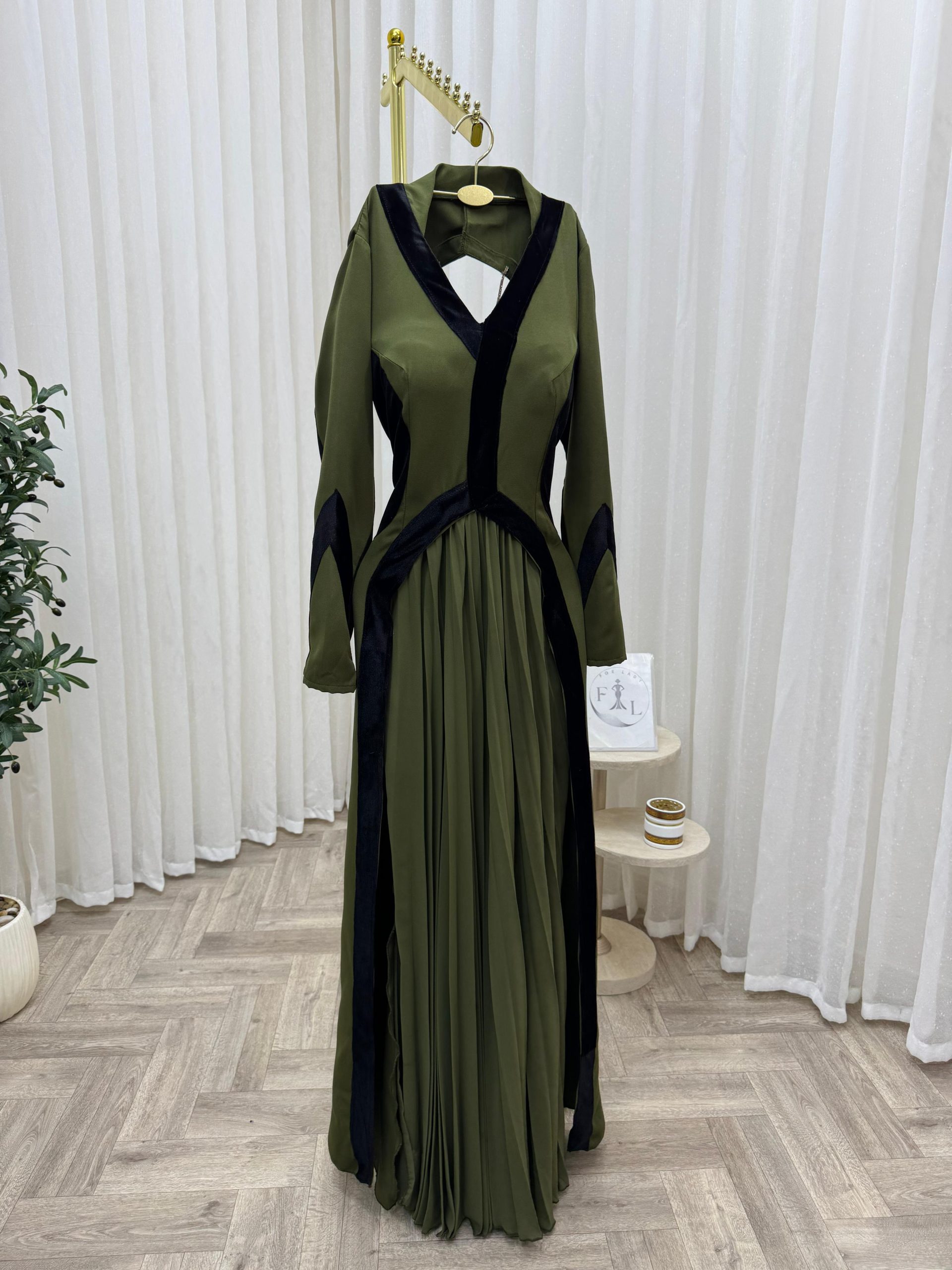 فستان سهرة أخضر مخمل - الصورة 3