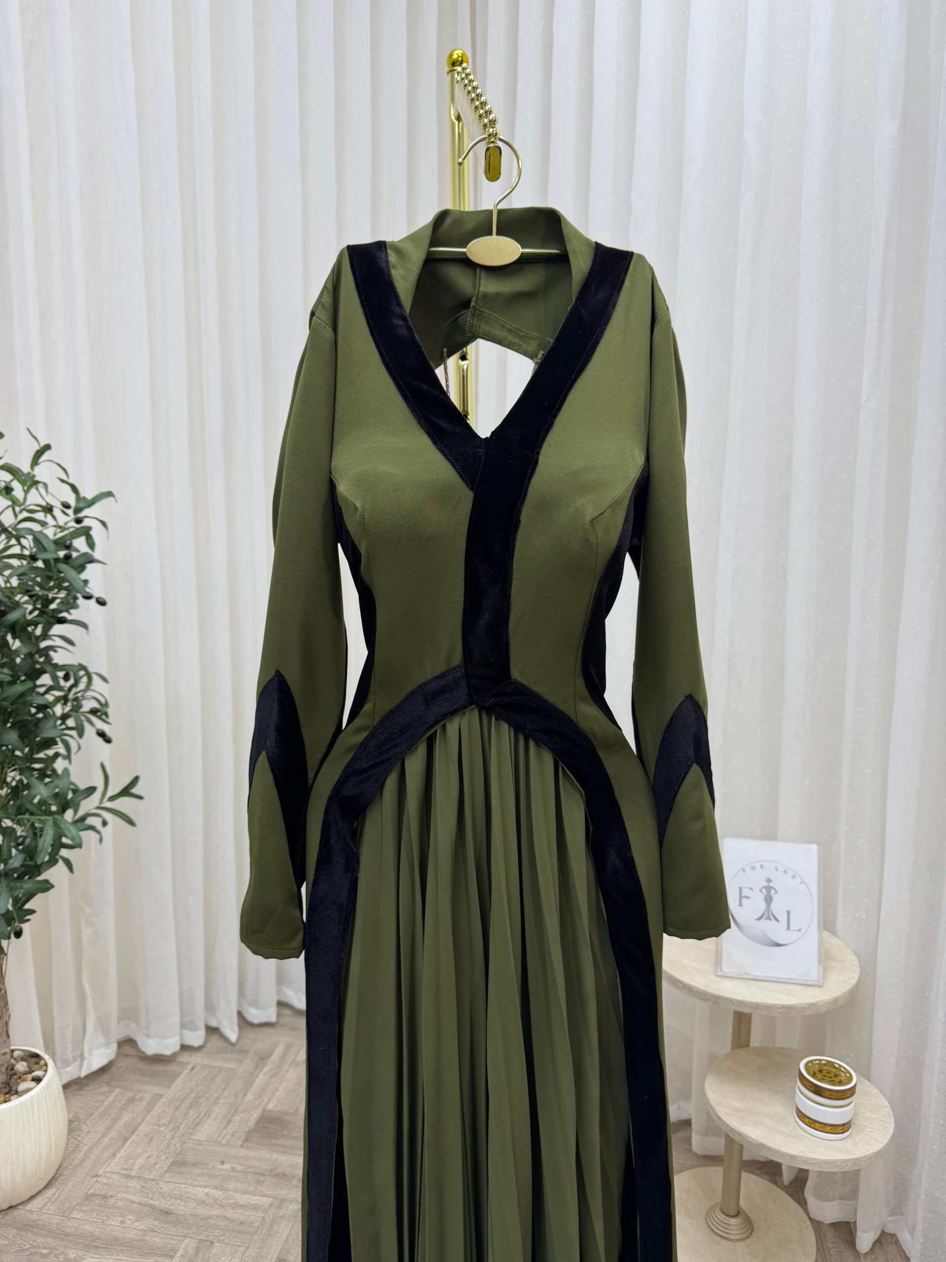 فستان سهرة أخضر مخمل - الصورة 4