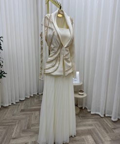 Alternative view of فستان سهرة أبيض فاخر بليزر مطرّز وتنورة بليسيه أنيقة