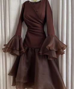 Alternative view of فستان سهرة بني أنيق بتنورة كشكش وأكمام واسعة