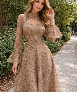 فستان طويل بني بنقشة فاخرة وفتحة صدر أنيقة