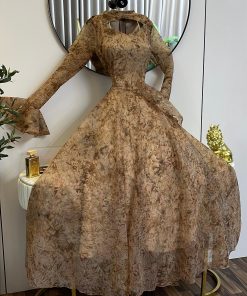 Alternative view of فستان طويل بني بنقشة فاخرة وفتحة صدر أنيقة