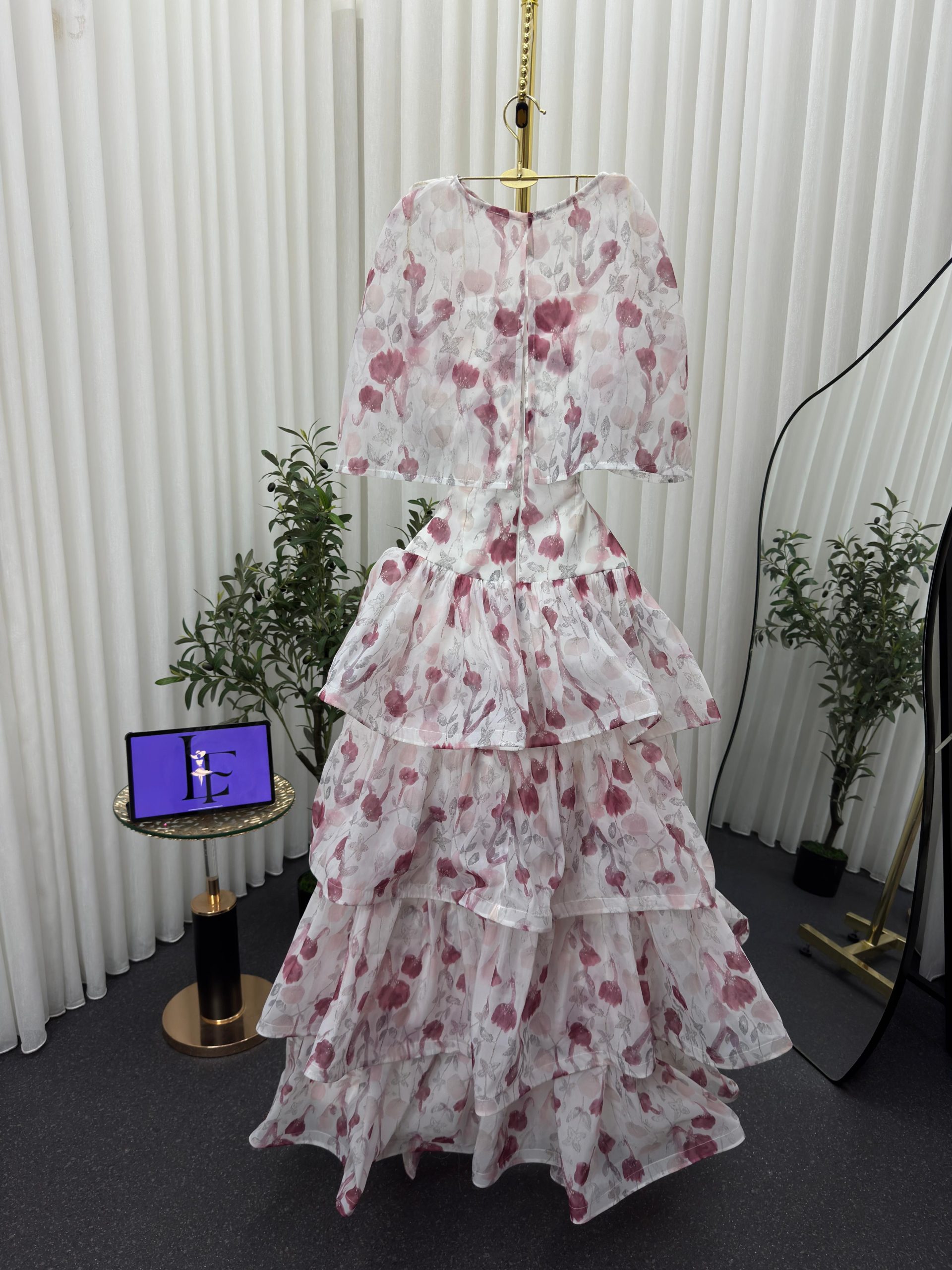 فستان أبيض بنقشة وردية بطبقات كشكش أنيقة - الصورة 4