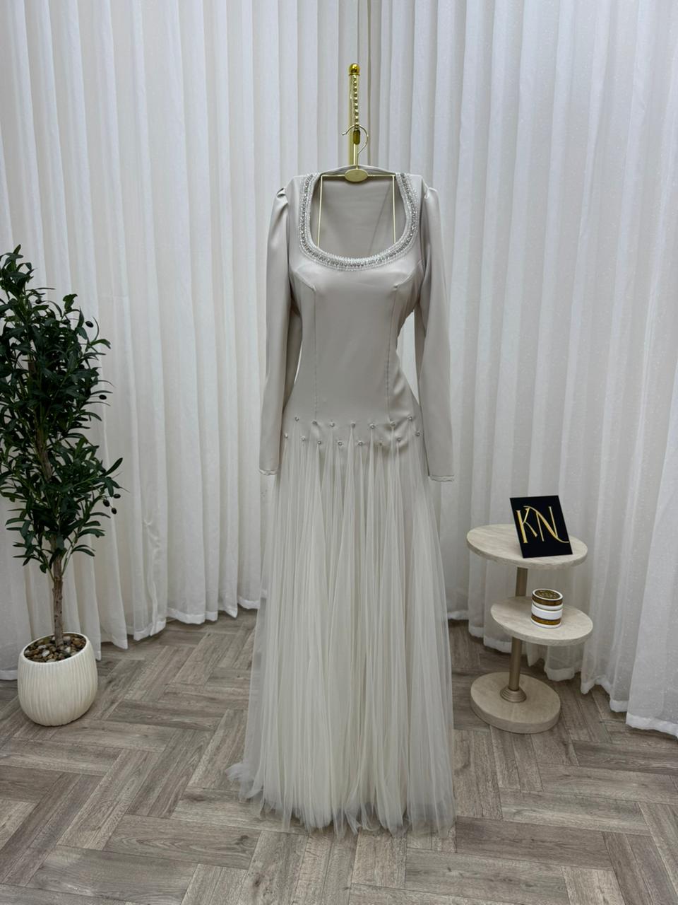 فستان سهرة أوف وايت طويل بتول وطيات أنيقة - الصورة 5
