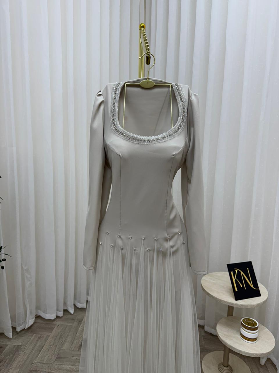 فستان سهرة أوف وايت طويل بتول وطيات أنيقة - الصورة 4