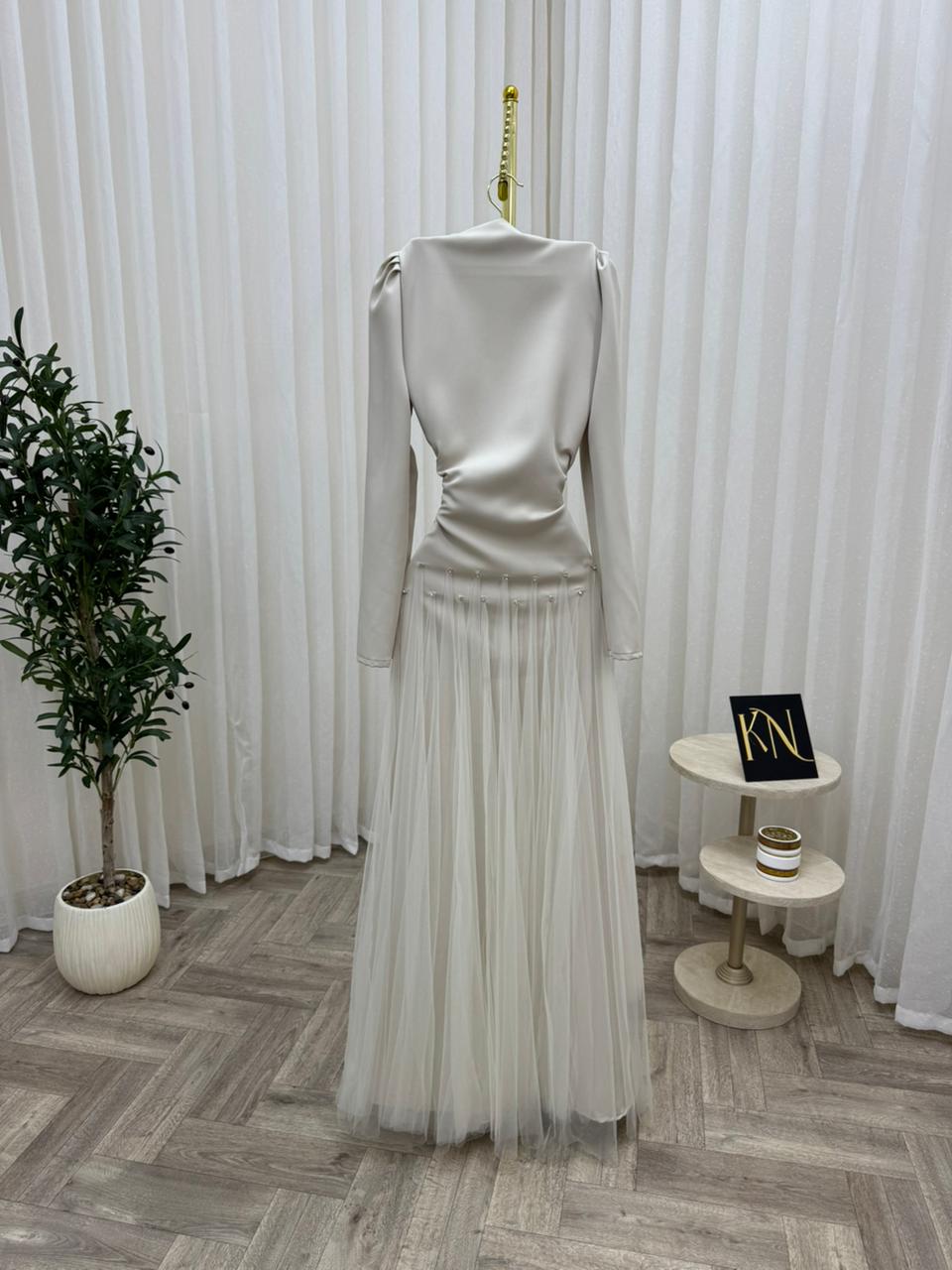 فستان سهرة أوف وايت طويل بتول وطيات أنيقة - الصورة 3