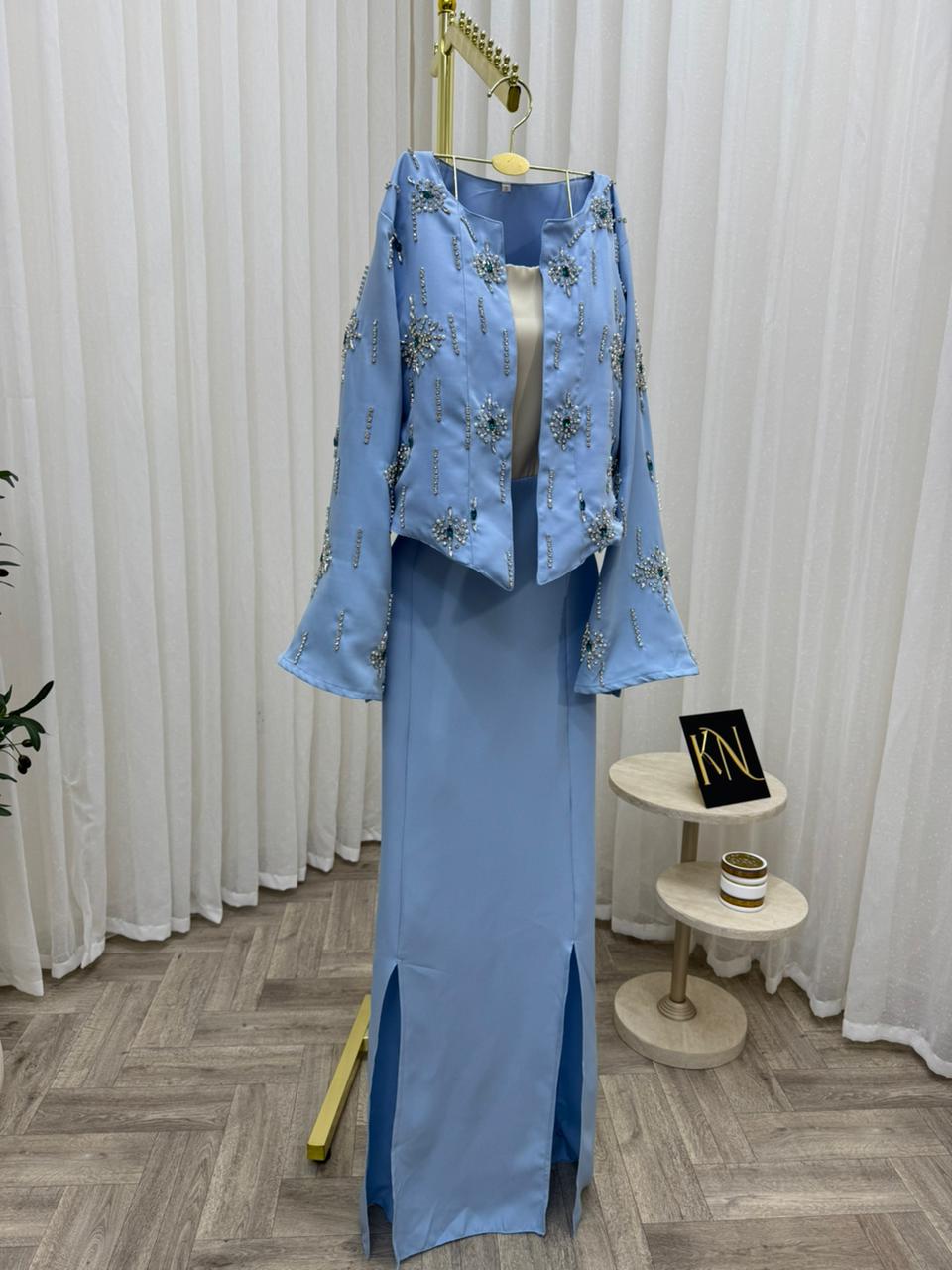 طقم فستان سماوي فاتح مع جاكيت مطرّز فاخر - الصورة 4