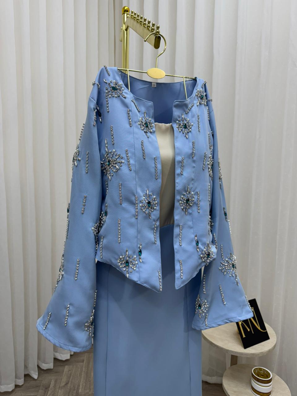 طقم فستان سماوي فاتح مع جاكيت مطرّز فاخر - الصورة 5