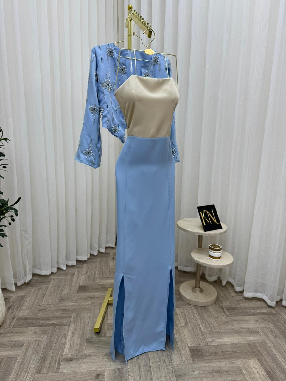 طقم فستان سماوي فاتح مع جاكيت مطرّز فاخر - الصورة 2