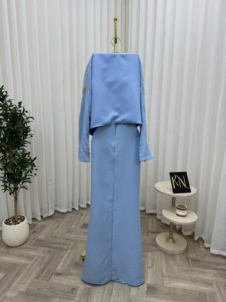 طقم فستان سماوي فاتح مع جاكيت مطرّز فاخر - الصورة 3