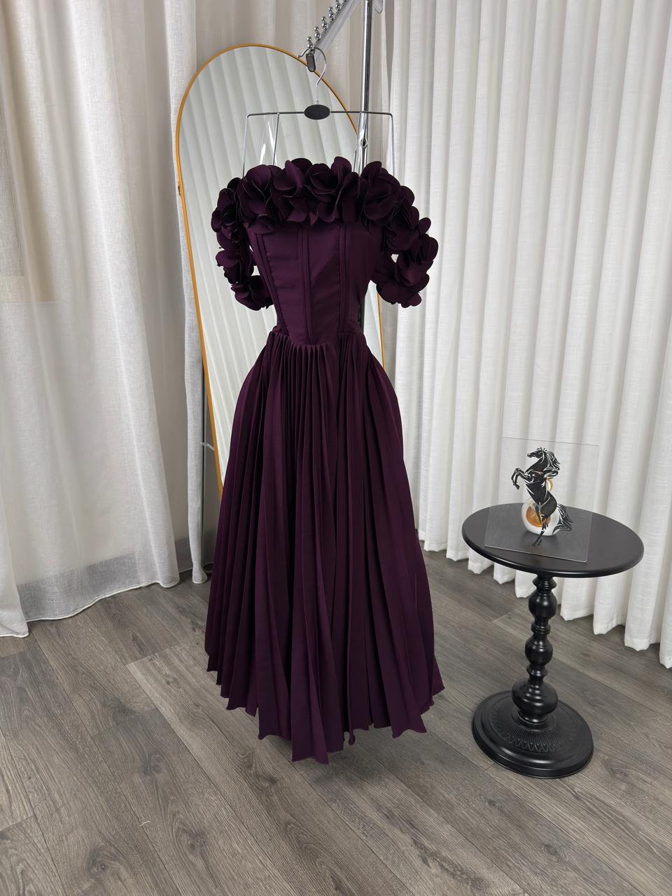 فستان سهرة ليكي أوف شولدر بتفاصيل ورود وتنورة كسرات - الصورة 4