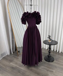 Alternative view of فستان سهرة ليكي أوف شولدر بتفاصيل ورود وتنورة كسرات