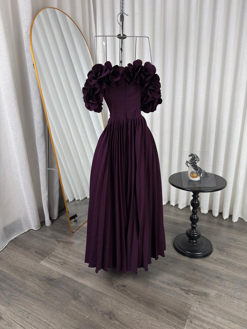 فستان سهرة ليكي أوف شولدر بتفاصيل ورود وتنورة كسرات - الصورة 2