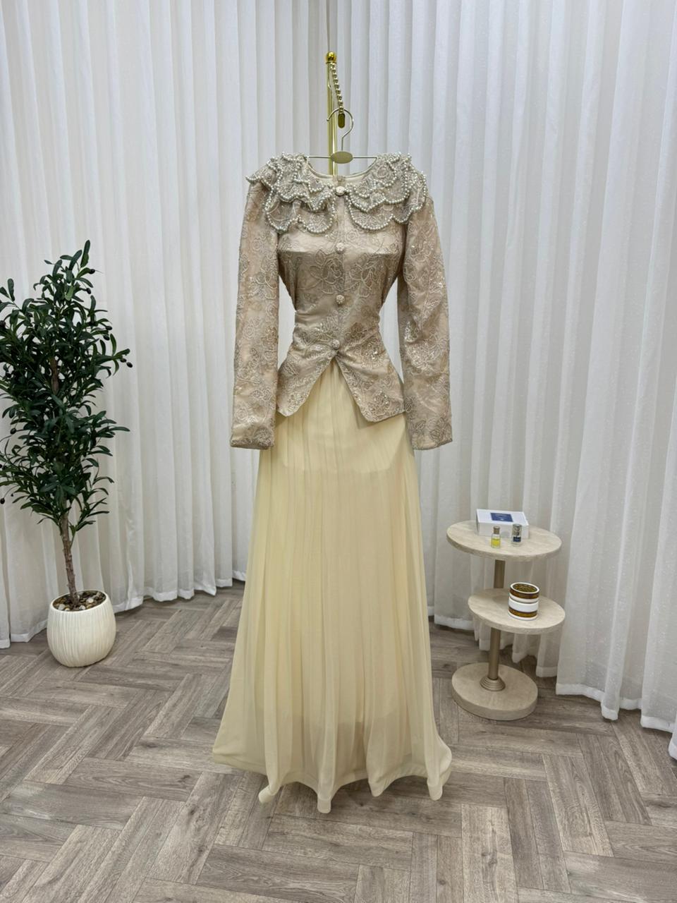 فستان سهرة شامبين بطبقتين – جاكيت دانتيل مطرز وتنورة شيفون طويلة - الصورة 3