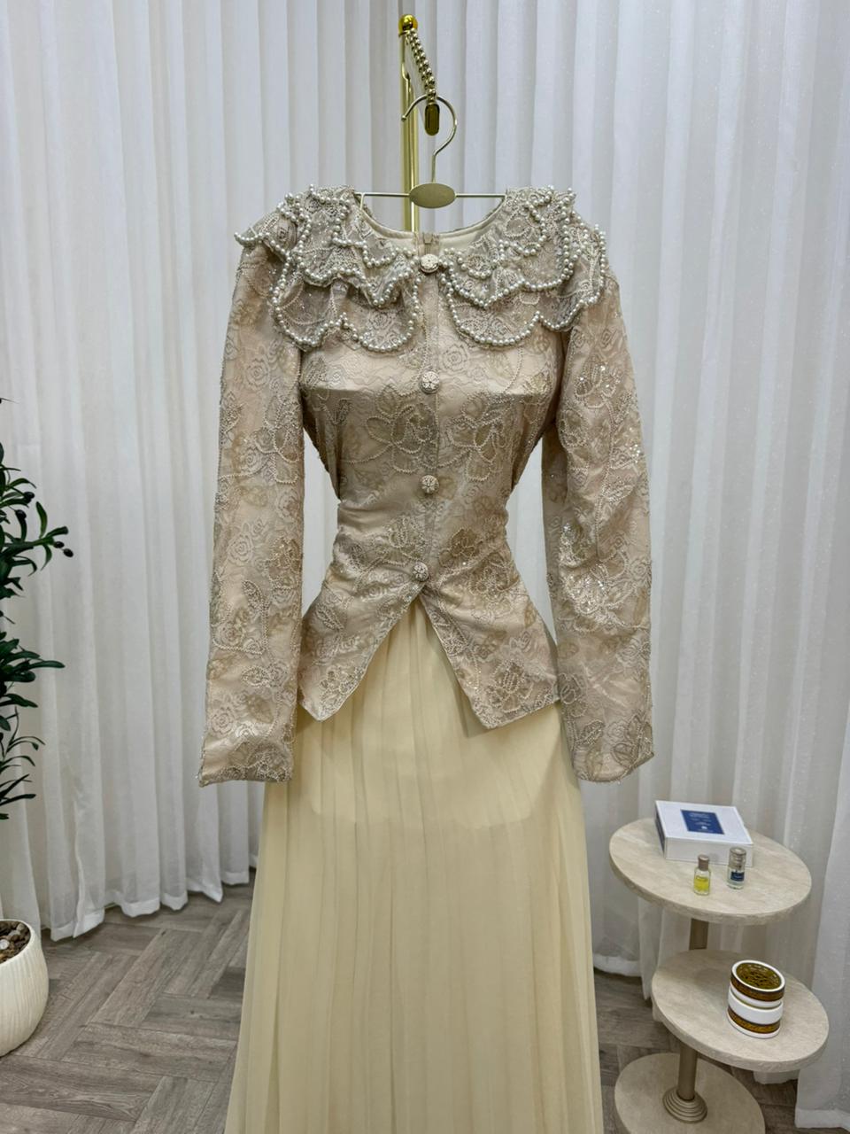 فستان سهرة شامبين بطبقتين – جاكيت دانتيل مطرز وتنورة شيفون طويلة - الصورة 2