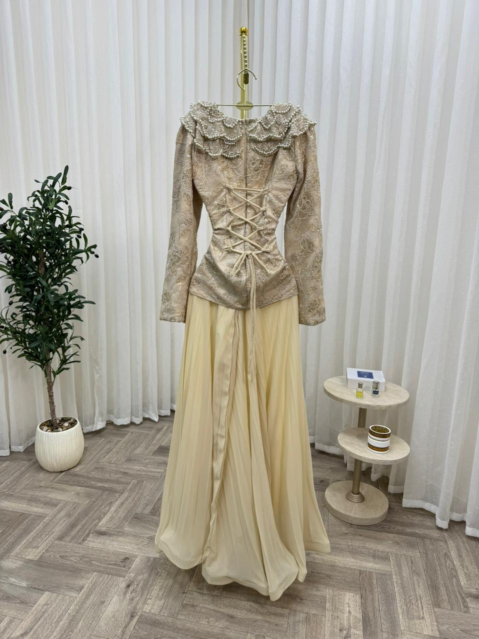 فستان سهرة شامبين بطبقتين – جاكيت دانتيل مطرز وتنورة شيفون طويلة - الصورة 4