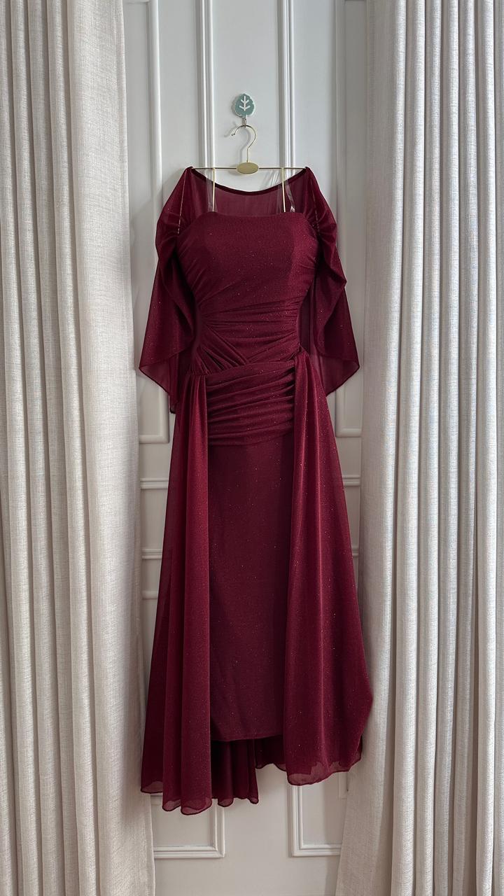 فستان سهرة عنابي طويل بتصميم أنيق - الصورة 2