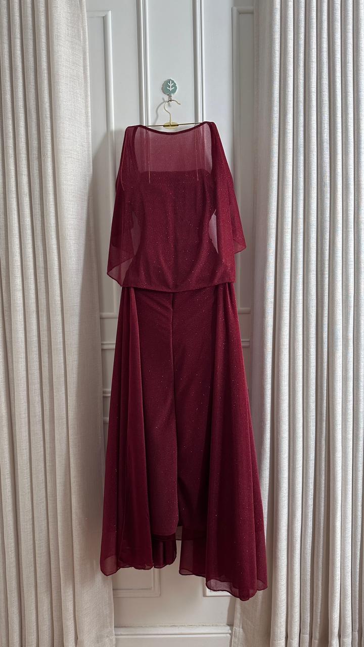 فستان سهرة عنابي طويل بتصميم أنيق - الصورة 3