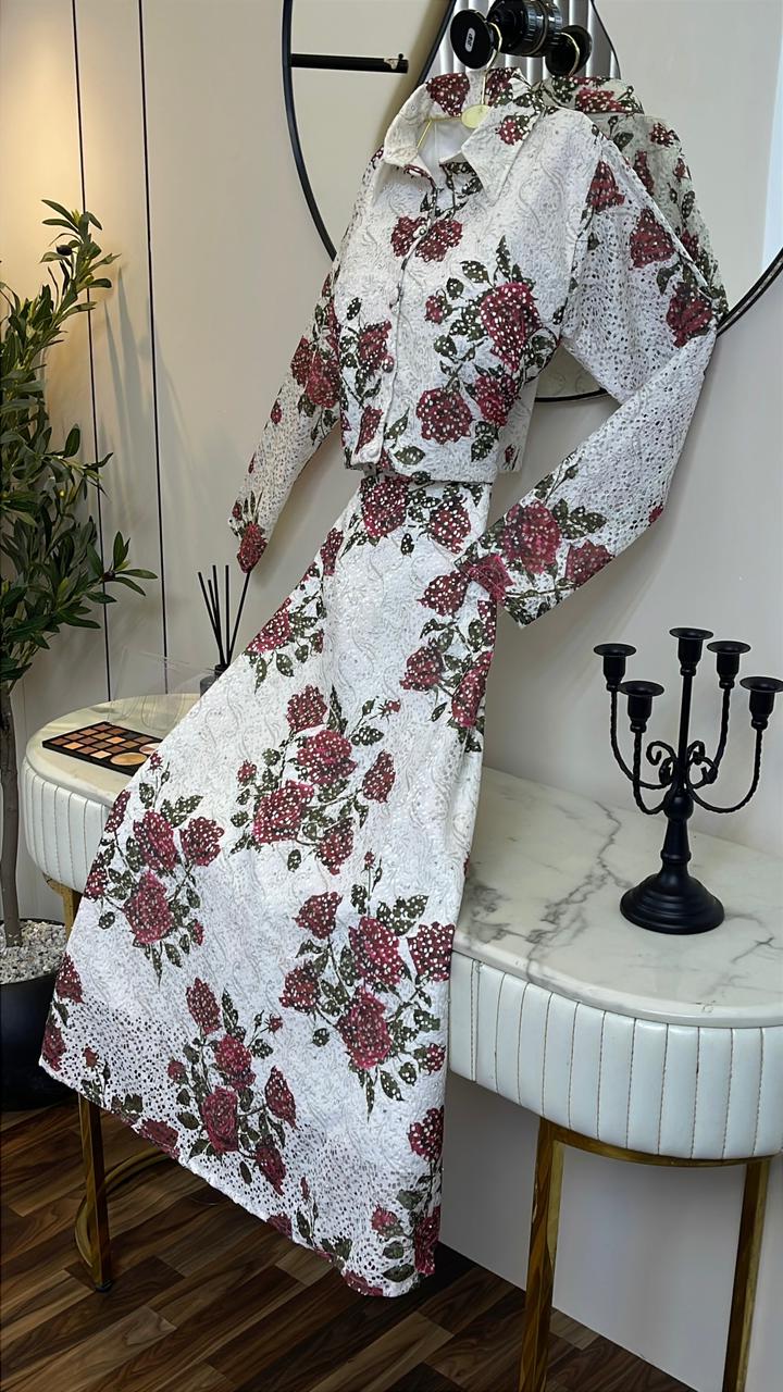 فستان أبيض ميدي بنقشة زهور وأكمام طويلة أنيقة