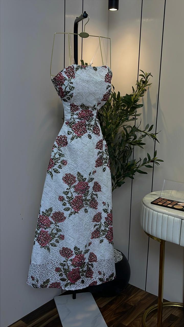 فستان أبيض ميدي بنقشة زهور وأكمام طويلة أنيقة - الصورة 5