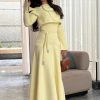 فستان أصفر فاتح طويل بتصميم أنيق وأكمام واسعة