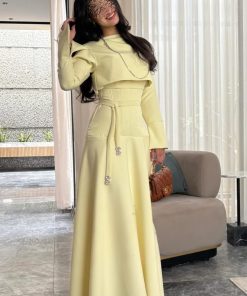 فستان أصفر فاتح طويل بتصميم أنيق وأكمام واسعة