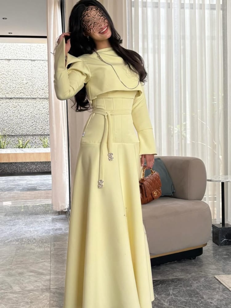 فستان أصفر فاتح طويل بتصميم أنيق وأكمام واسعة