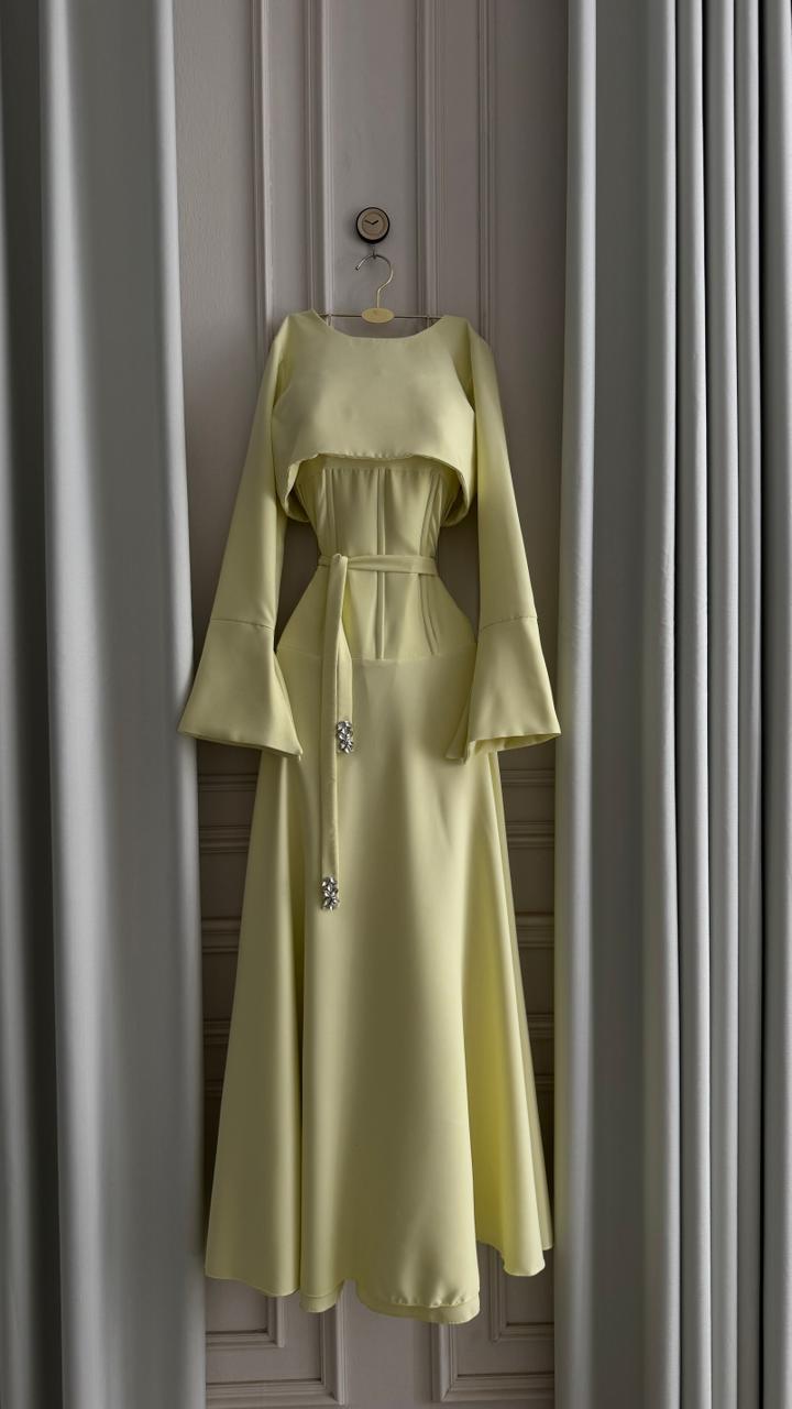 فستان أصفر فاتح طويل بتصميم أنيق وأكمام واسعة - الصورة 3