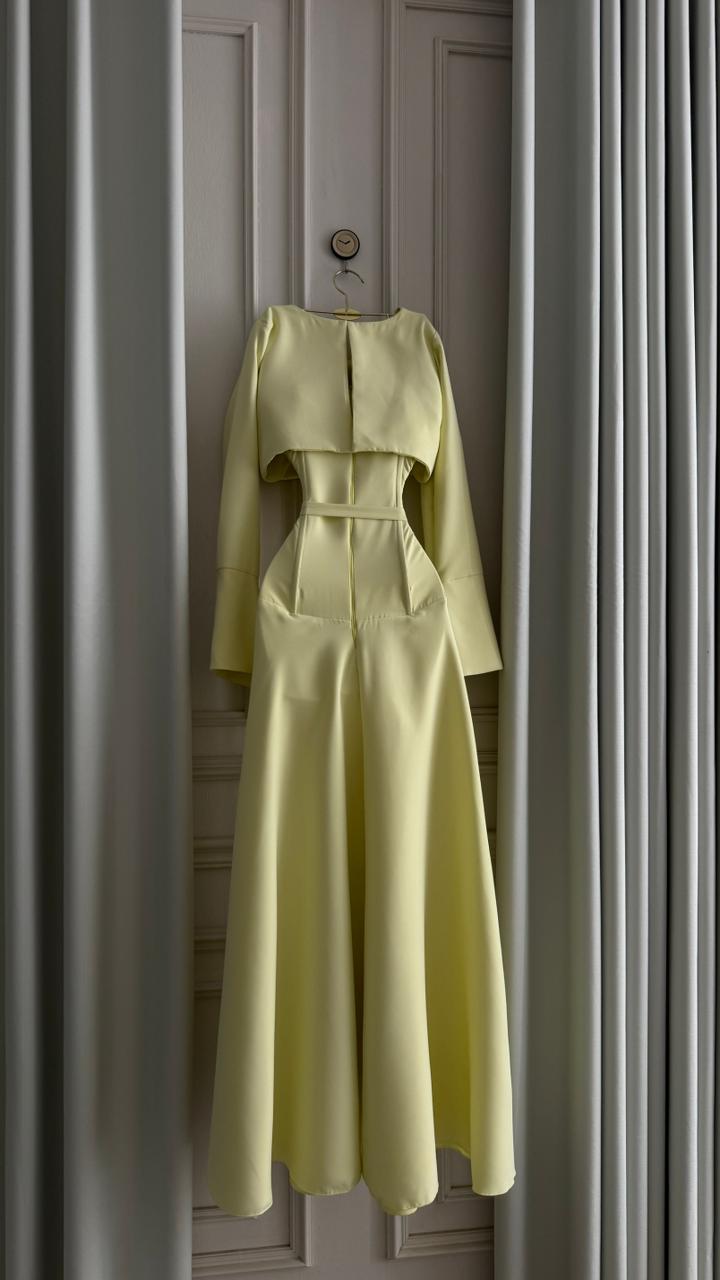 فستان أصفر فاتح طويل بتصميم أنيق وأكمام واسعة - الصورة 2