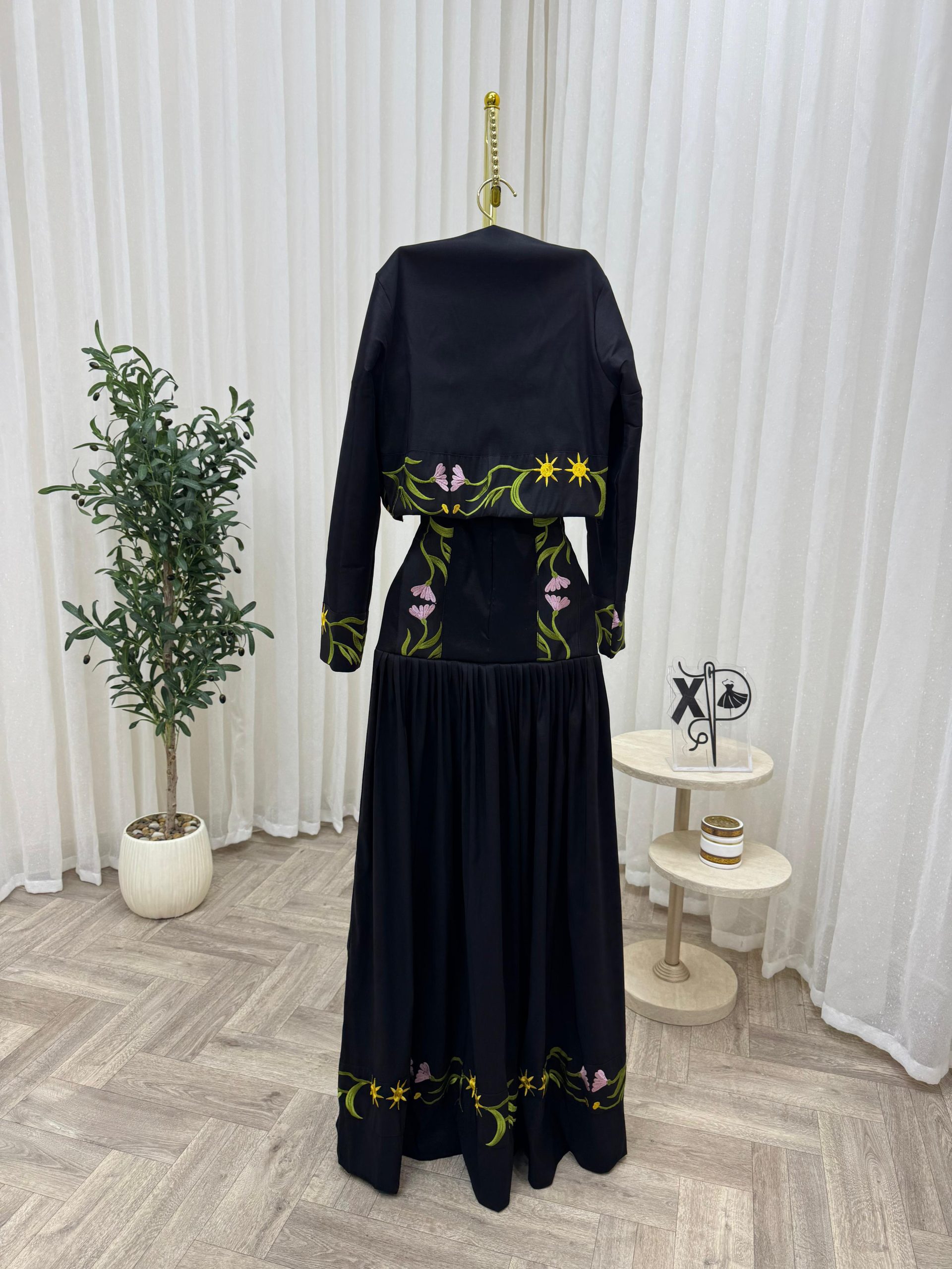 فستان سهرة بلون أسود - الصورة 2