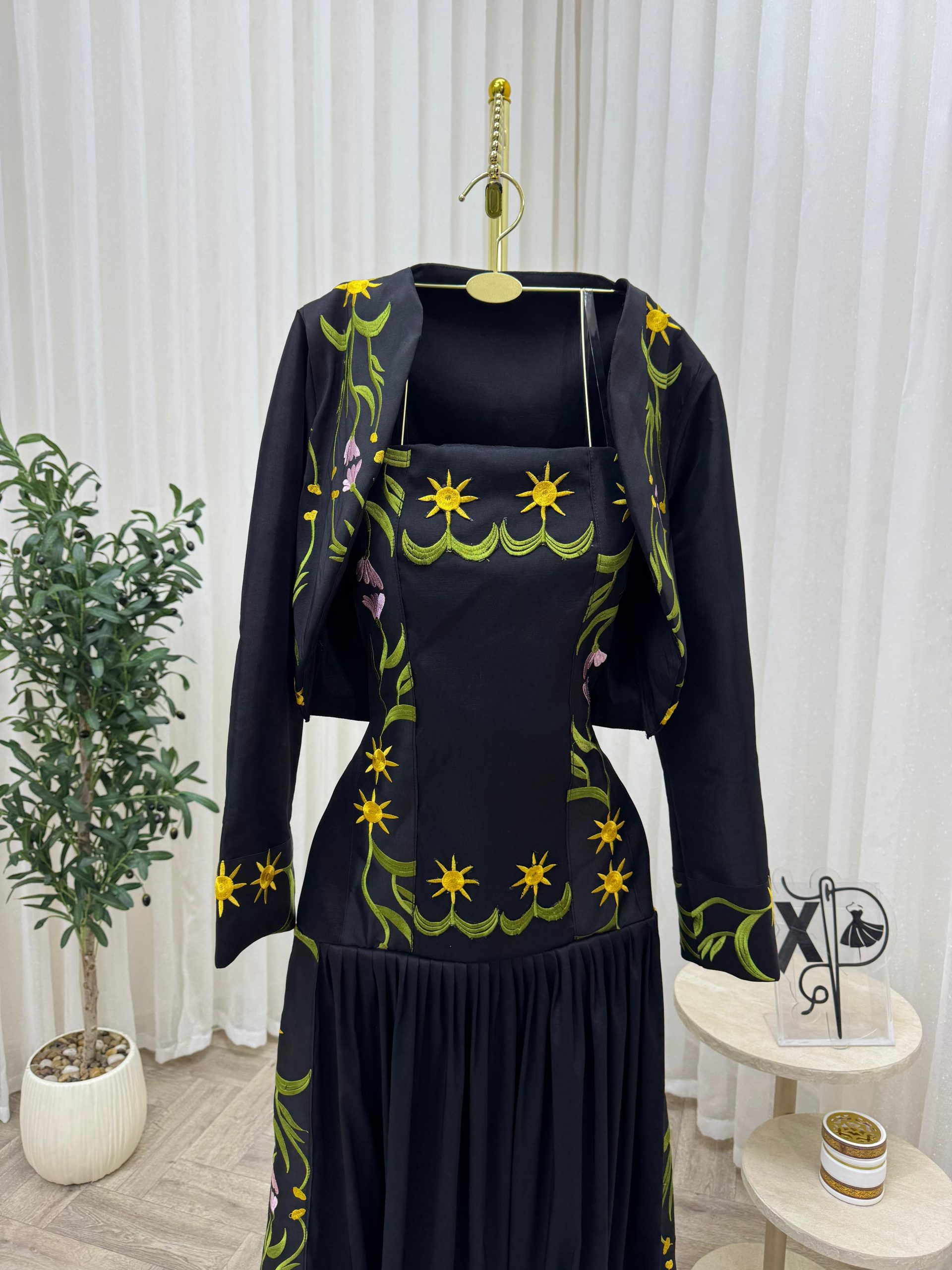 فستان سهرة بلون أسود - الصورة 3