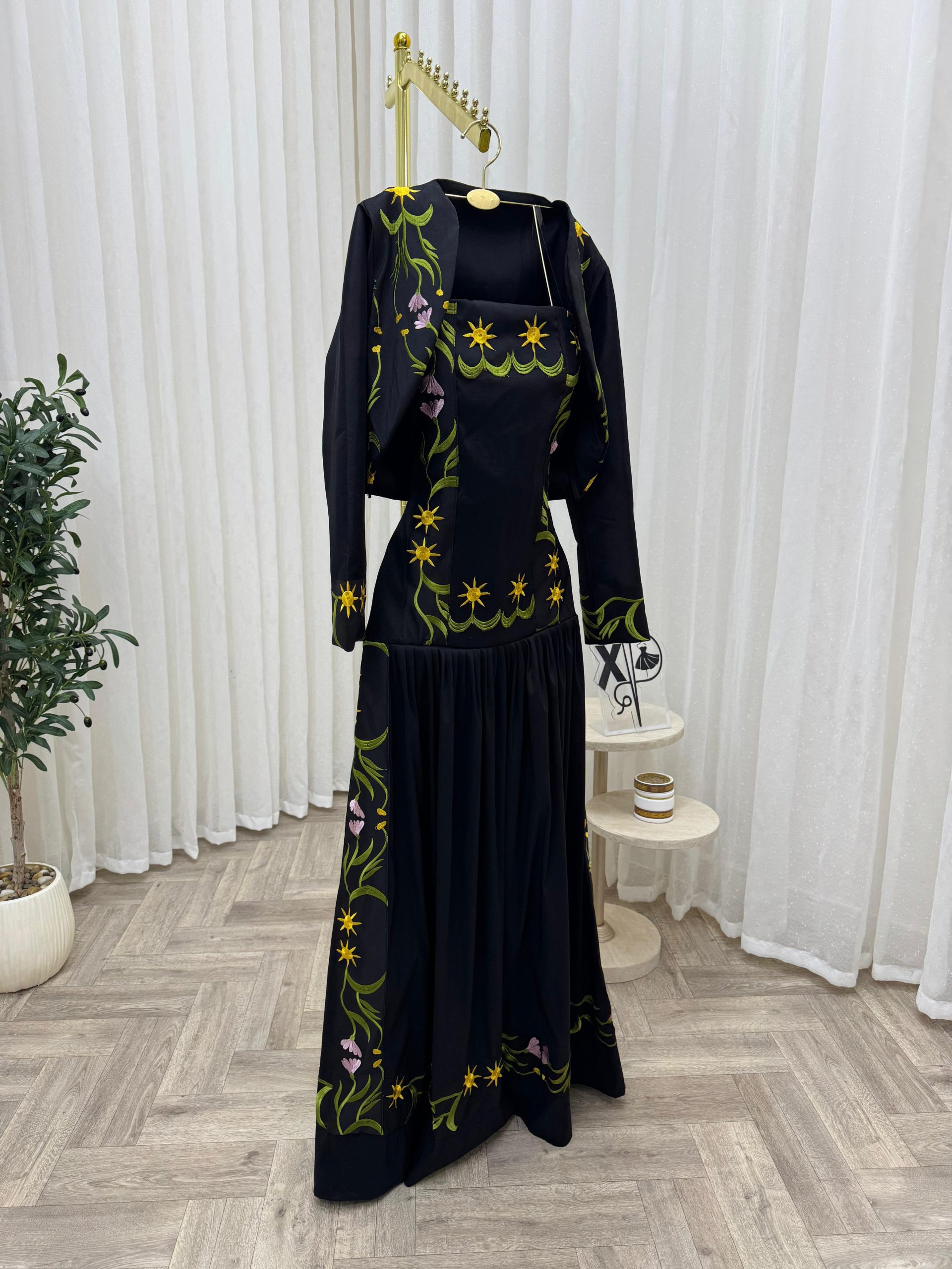 فستان سهرة بلون أسود - الصورة 4