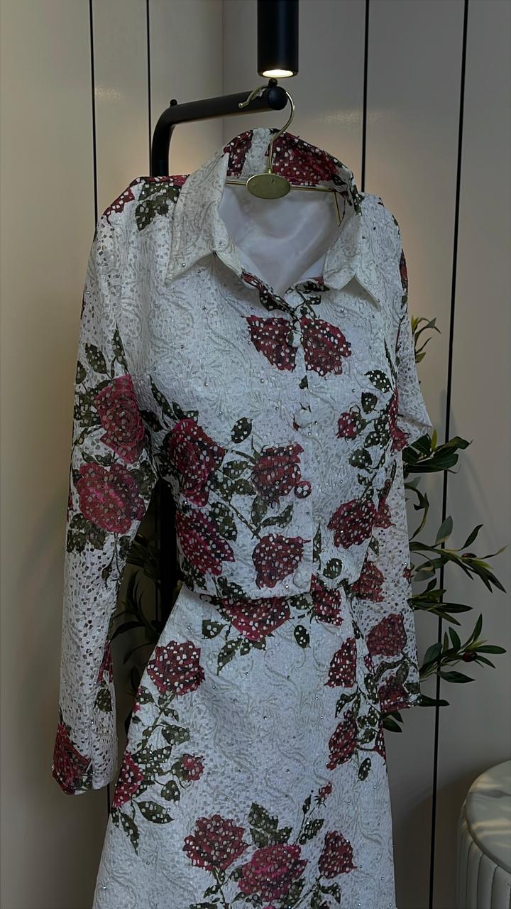 فستان أبيض ميدي بنقشة زهور وأكمام طويلة أنيقة - الصورة 4